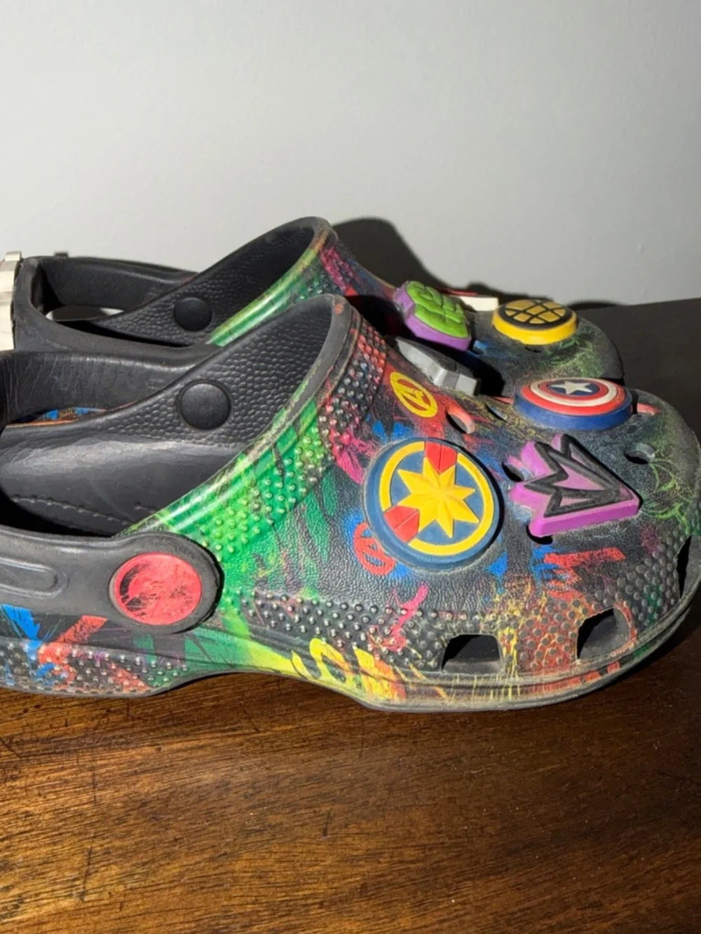 Crocs Marvel Avengers Unisex Kids w/ Marvel Symbol Charms Graffiti Style Sz C 11